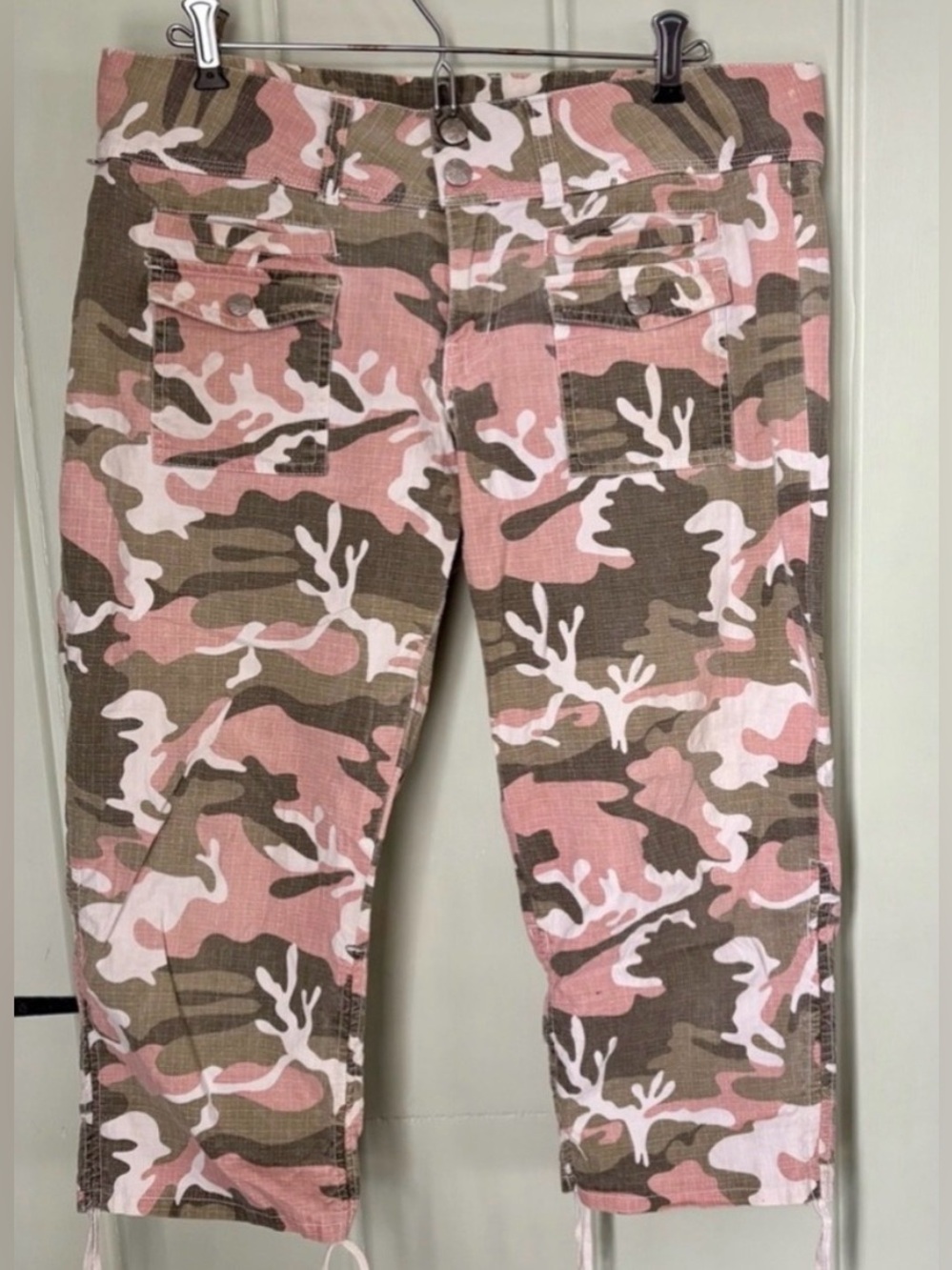 Y2K Style Juniors Pink Camo Capris size M/L